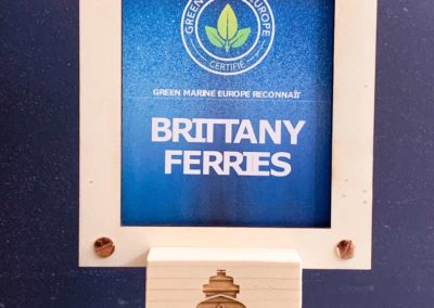 Vue détaillée du trophée en bois et peuplier pour Brittany Ferries, lauréat des Green Marine Europe Awards.