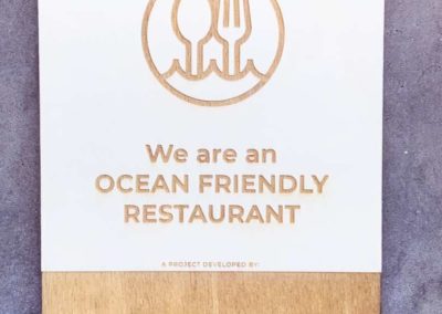 Gravure et découpe laser de plaquettes signalétique ocean friendly restaurant pour surf rider foundation europe