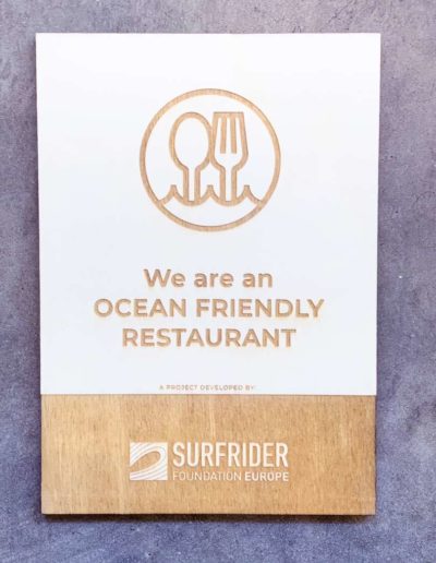 Gravure et découpe laser de plaquettes signalétique ocean friendly restaurant pour surf rider foundation europe