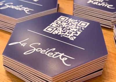 Gravure et découpe laser de supports QR code en acrylique pour l'Hôtel et SPA Thalazur Bandol