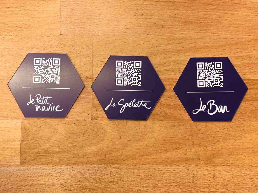 Gravure et découpe laser de supports QR code en acrylique pour l'Hôtel et SPA Thalazur Bandol