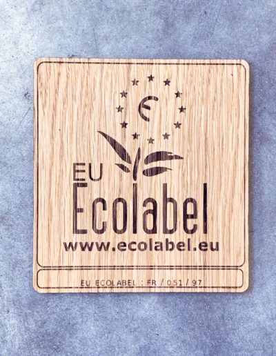 Gravure et découpe laser d'une plaquette eco label en chêne pour Vatel