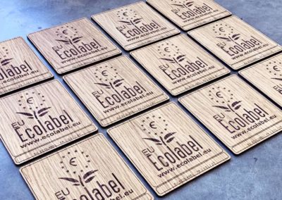Gravure et découpe laser d'une plaquette eco label en chêne pour Vatel