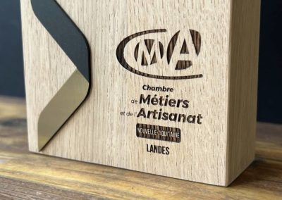 Découpe et gravure laser de trophées en bois massif récompense pour la chambre des métiers et de l'artisanat de la Nouvelle Aquitaine - Gironde