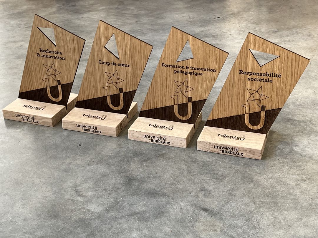 université-bordeaux-trophées-talents-u-gravure-decoupe-laser-bois-1 Trophées remise prix en acrylique et socle en chêne massif gravure et découpe laser pour Université de Bordeaux Talents U